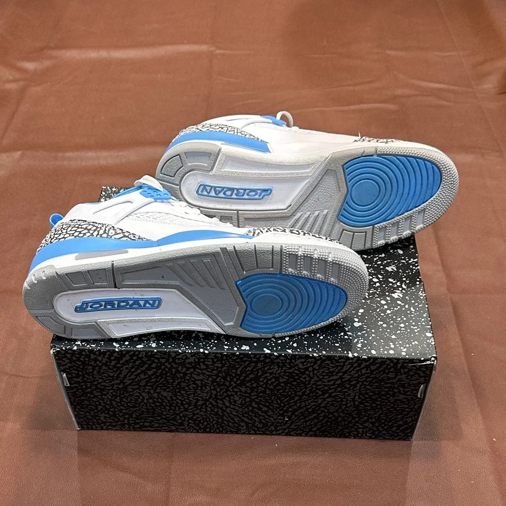 Jordan Men’s White and University Blue Retro Basketball Sneakers - Picture 5 of 6